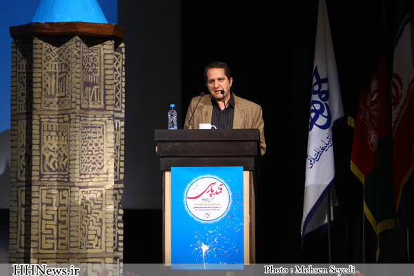 Photo of دکتر اسماعیل امینی در جشن‌واره «قند پارسی»: ذایقه مخاطبان رسانه‌های جدید، معیار ارزیابی اثر ادبی نیست